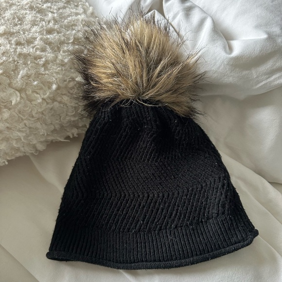 Aritzia Winter Hat - Picture 4 of 4